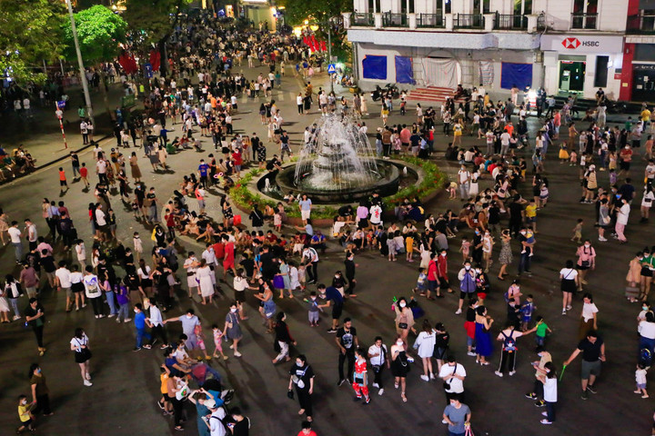 Hà Nội: Cà phê ven hồ kín chỗ dịp giỗ Tổ - 14