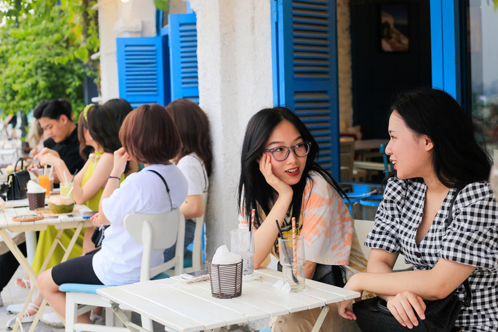 Hà Nội: Cà phê ven hồ kín chỗ dịp giỗ Tổ - 3