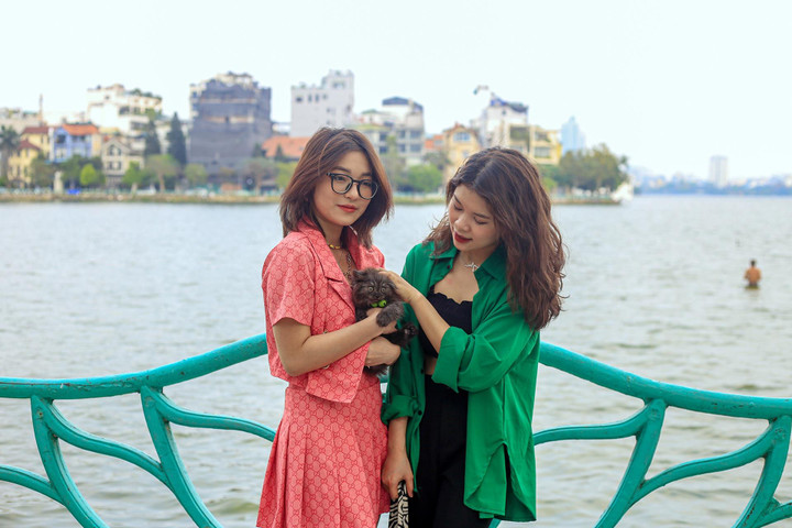 Hà Nội: Cà phê ven hồ kín chỗ dịp giỗ Tổ - 7