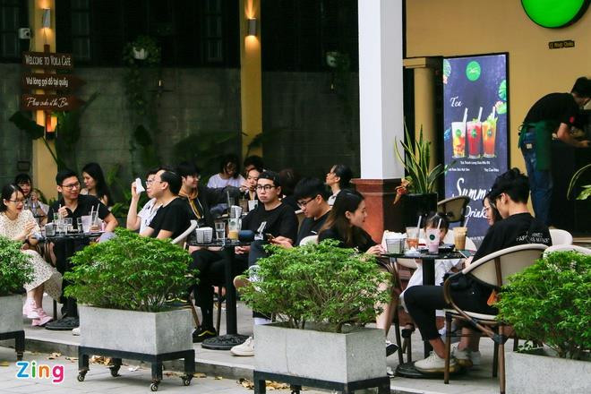 Hà Nội: Cà phê ven hồ kín chỗ dịp giỗ Tổ - 2