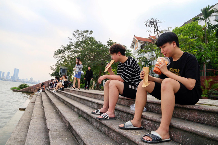 Hà Nội: Cà phê ven hồ kín chỗ dịp giỗ Tổ - 6