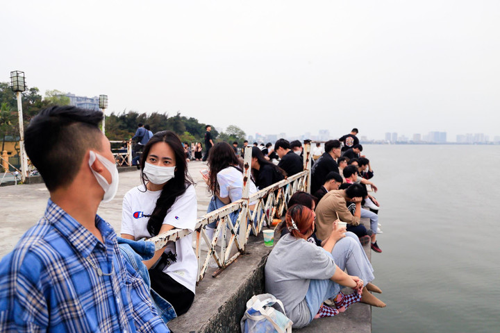 Hà Nội: Cà phê ven hồ kín chỗ dịp giỗ Tổ - 5