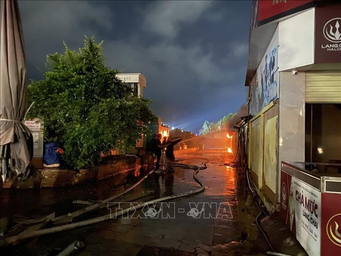 Quảng Ninh: Cháy hàng chục gian hàng tại chợ Hạ Long 1 - 3