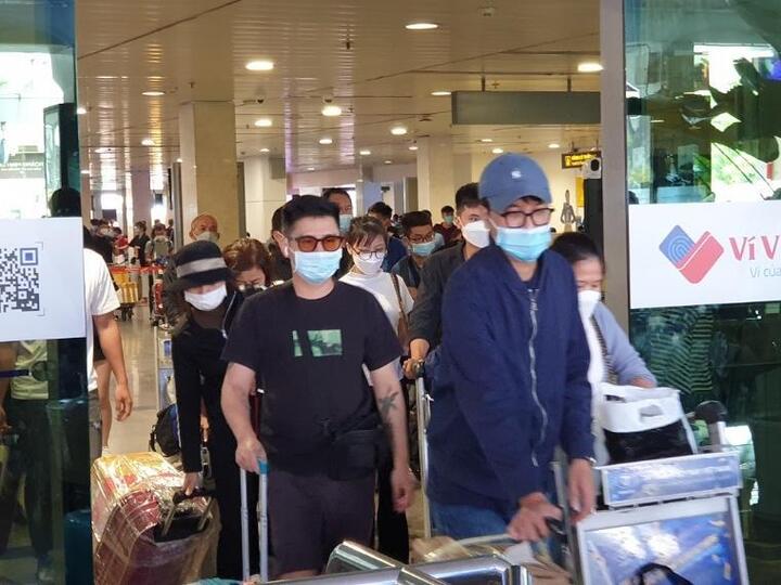 Ngày cuối nghỉ lễ, hành khách nườm nượp đến sân bay Tân Sơn Nhất
