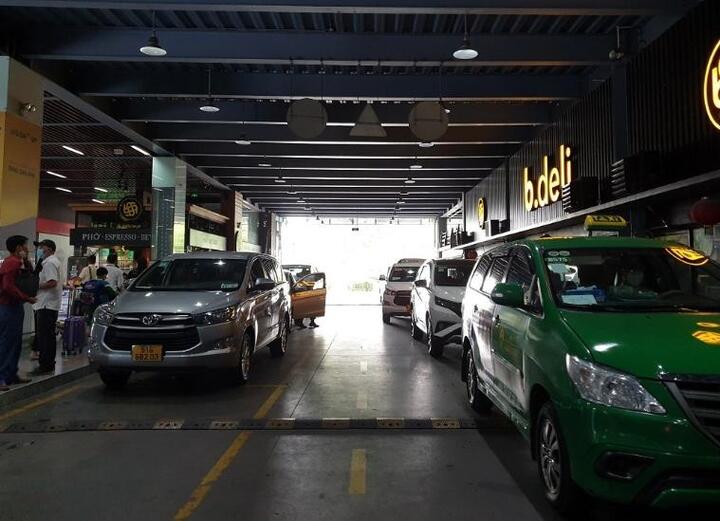 Ngày cuối nghỉ lễ, hành khách nườm nượp đến sân bay Tân Sơn Nhất