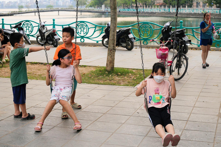 Hà Nội: Cà phê ven hồ kín chỗ dịp giỗ Tổ - 8