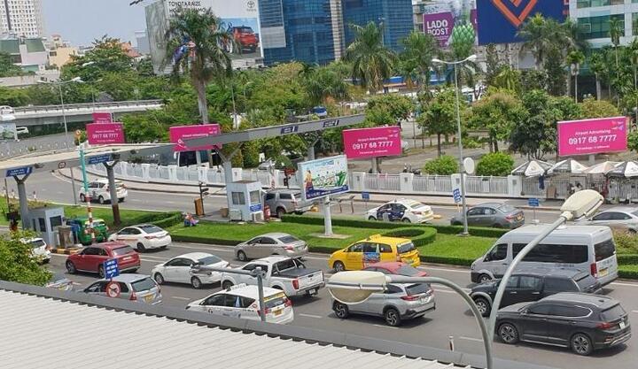 Ngày cuối nghỉ lễ, hành khách nườm nượp đến sân bay Tân Sơn Nhất