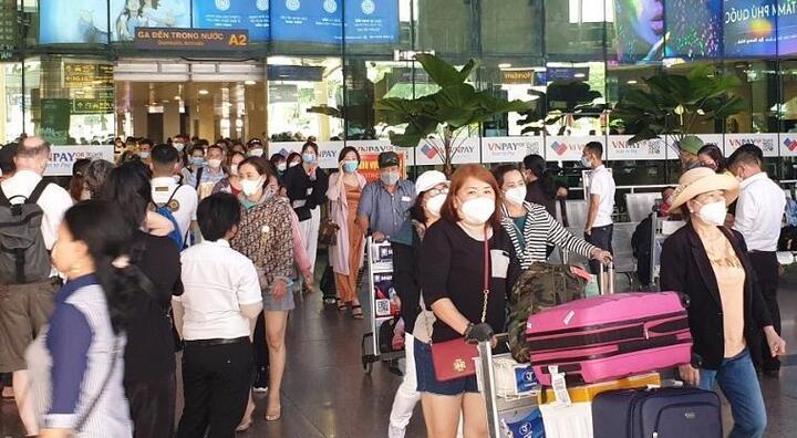 Ngày cuối nghỉ lễ, hành khách nườm nượp đến sân bay Tân Sơn Nhất
