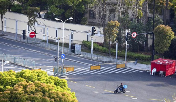 Thượng Hải thêm 23.000 ca COVID-19, Mỹ yêu cầu nhân viên ngoại giao rời đi - 1