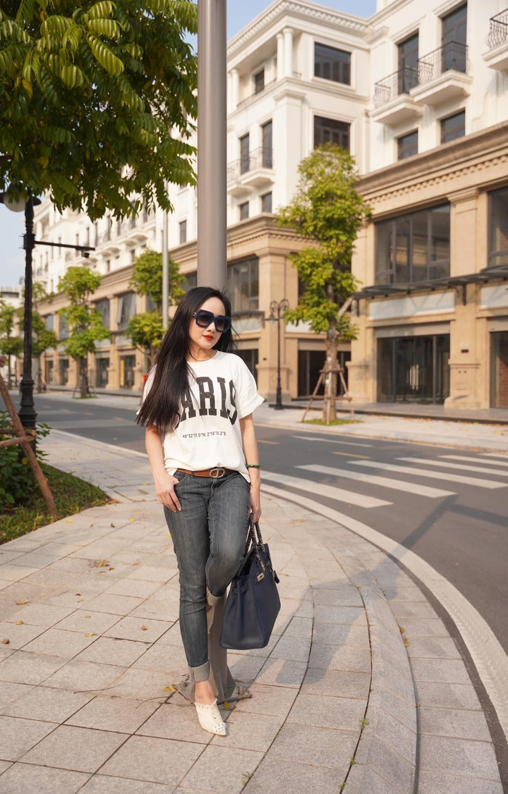 Ảnh: BTV Hoài Anh trẻ trung xuống phố với áo phông quần jean - 3