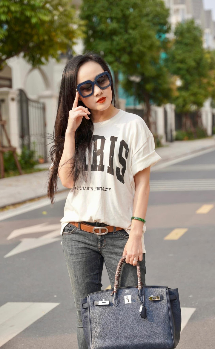 Ảnh: BTV Hoài Anh trẻ trung xuống phố với áo phông quần jean - 2