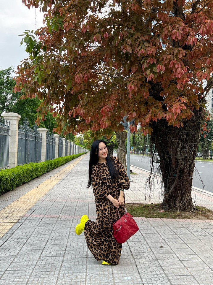 Ảnh: BTV Hoài Anh trẻ trung xuống phố với áo phông quần jean - 8