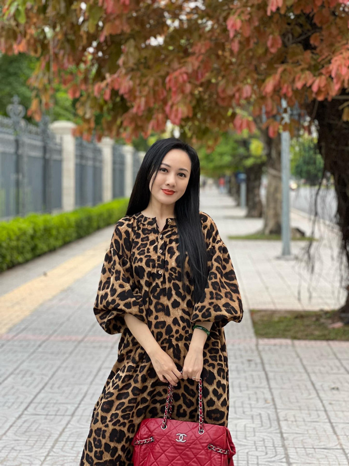 Ảnh: BTV Hoài Anh trẻ trung xuống phố với áo phông quần jean - 10