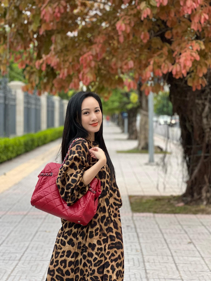 Ảnh: BTV Hoài Anh trẻ trung xuống phố với áo phông quần jean - 9