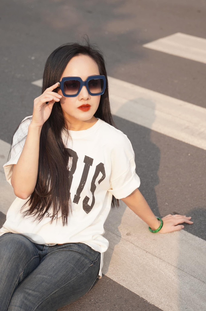 Ảnh: BTV Hoài Anh trẻ trung xuống phố với áo phông quần jean - 6