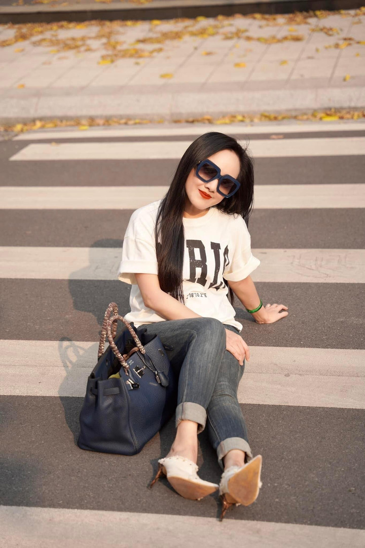 Ảnh: BTV Hoài Anh trẻ trung xuống phố với áo phông quần jean - 4