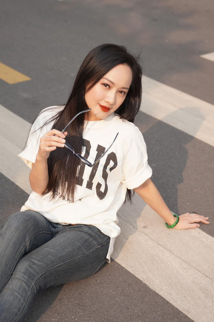 Ảnh: BTV Hoài Anh trẻ trung xuống phố với áo phông quần jean - 5