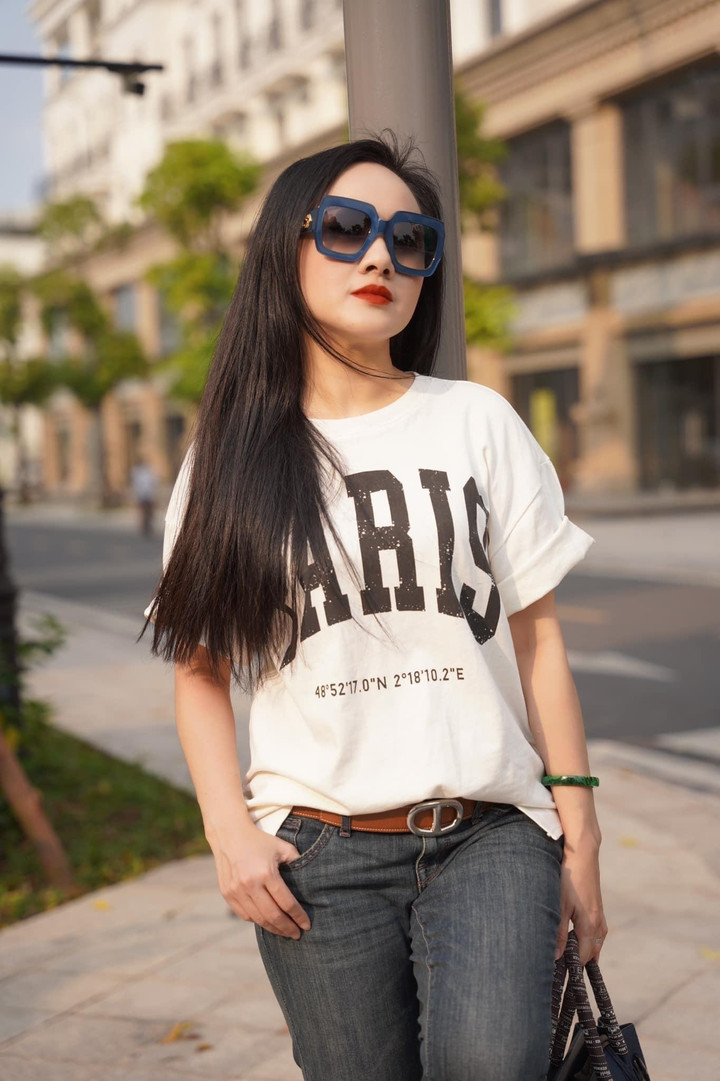 Ảnh: BTV Hoài Anh trẻ trung xuống phố với áo phông quần jean - 1