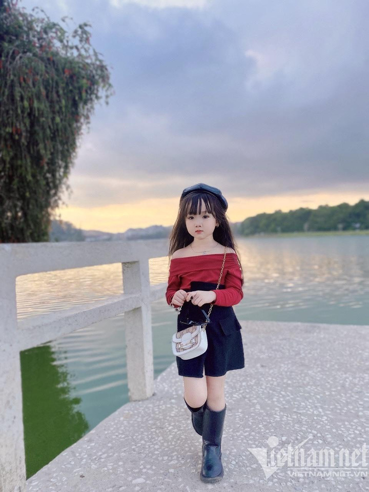 Bé gái xinh như búp bê check-in Đà Lạt gây bão mạng - 5