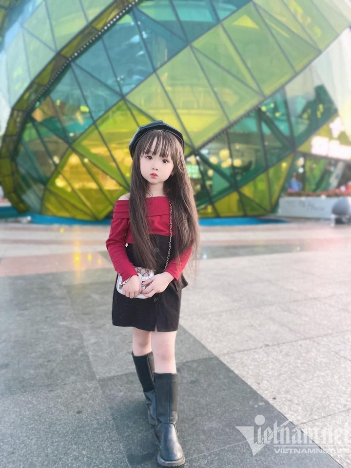 Bé gái xinh như búp bê check-in Đà Lạt gây bão mạng - 4