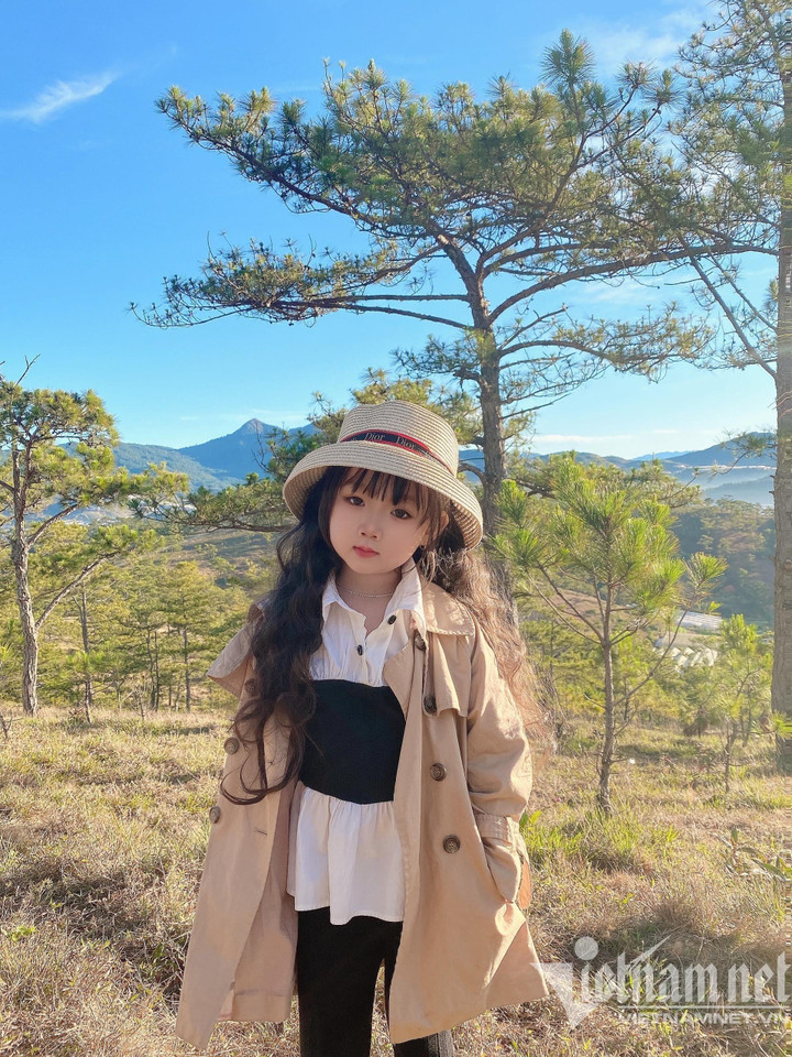 Bé gái xinh như búp bê check-in Đà Lạt gây bão mạng - 8