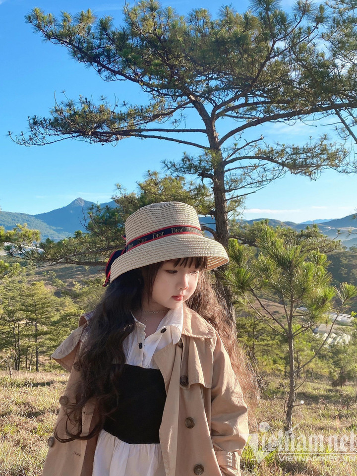 Bé gái xinh như búp bê check-in Đà Lạt gây bão mạng - 7