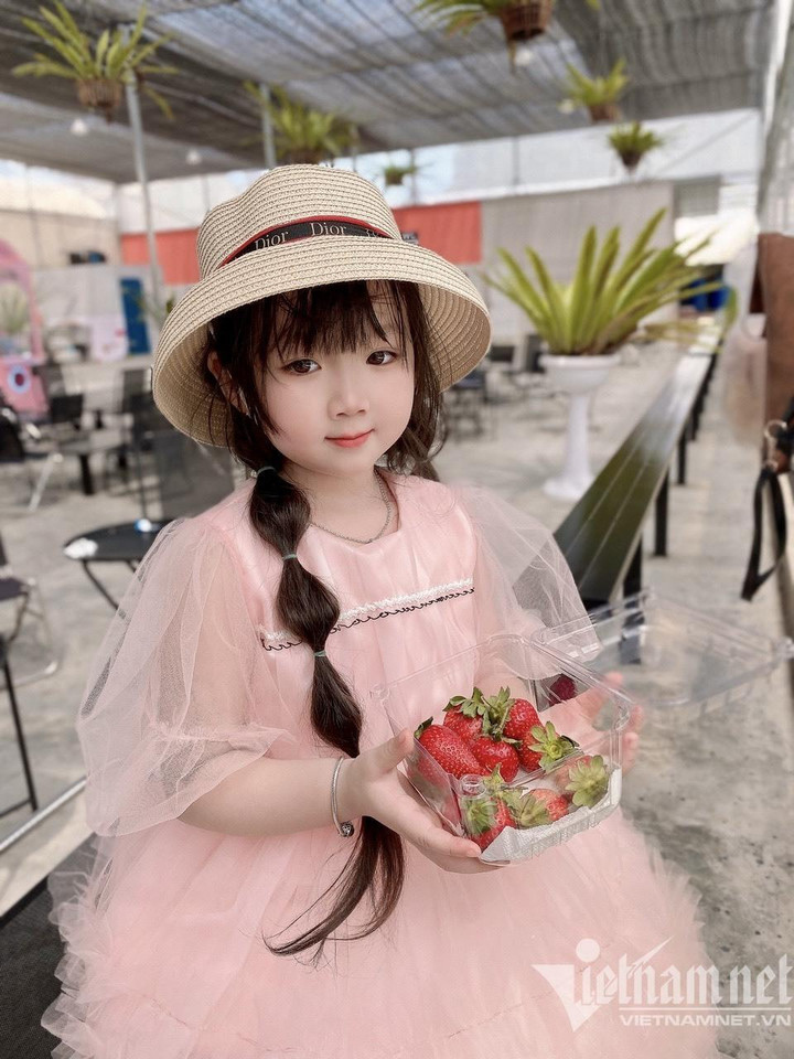 Bé gái xinh như búp bê check-in Đà Lạt gây bão mạng - 11