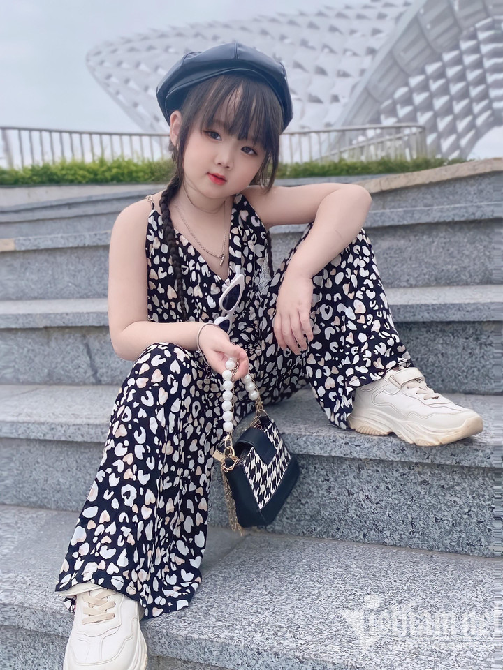 Bé gái xinh như búp bê check-in Đà Lạt gây bão mạng - 17