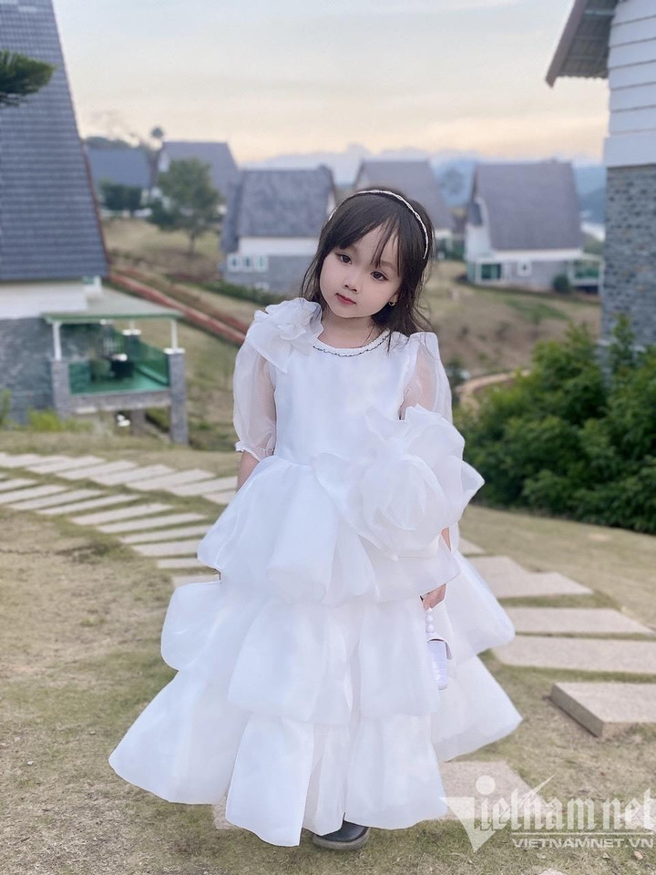 Bé gái xinh như búp bê check-in Đà Lạt gây bão mạng - 3