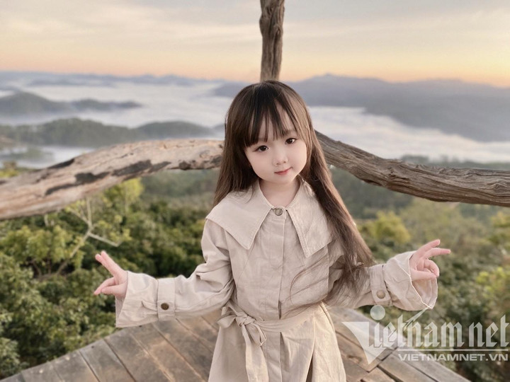 Bé gái xinh như búp bê check-in Đà Lạt gây bão mạng - 6