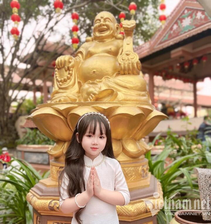 Bé gái xinh như búp bê check-in Đà Lạt gây bão mạng - 16