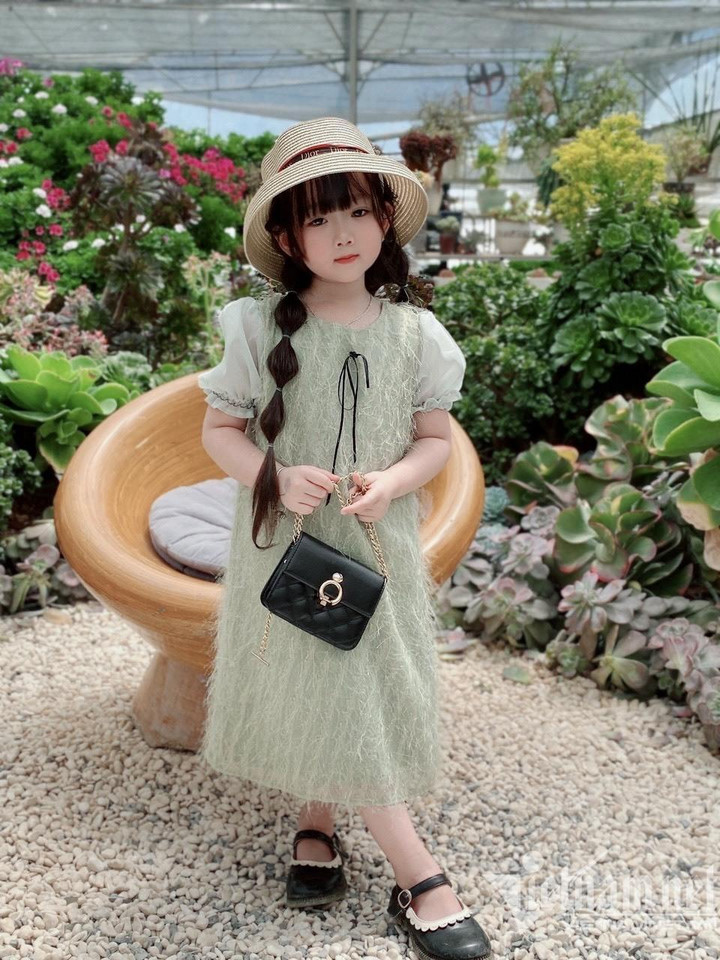 Bé gái xinh như búp bê check-in Đà Lạt gây bão mạng - 14