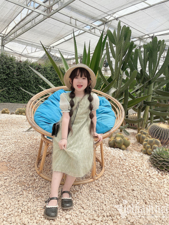 Bé gái xinh như búp bê check-in Đà Lạt gây bão mạng - 15