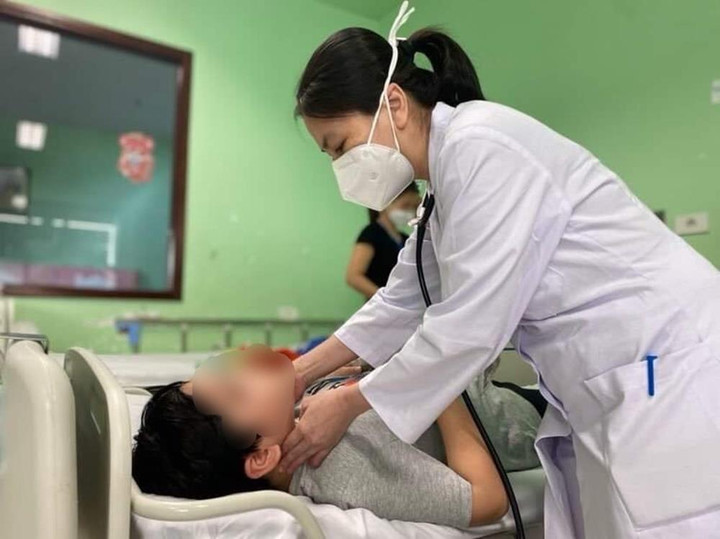 Trẻ khỏi COVID-19, bỗng dưng sốt: Dấu hiệu cảnh báo bệnh nguy hiểm - 1