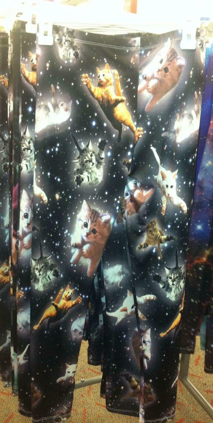 Khi họa tiết trên quần áo 'phản chủ' tạo ra loạt hình ảnh gây đỏ mặt tía tai - 7