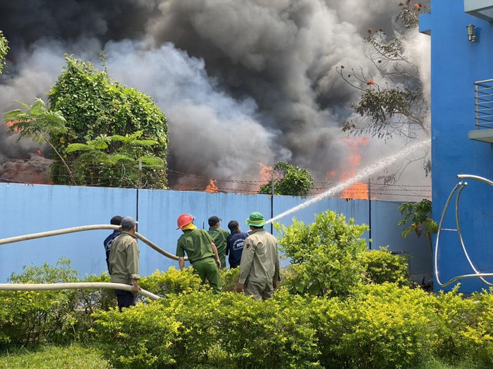 'Biển lửa' bao trùm cụm công nghiệp Nhơn Bình, Bình Định