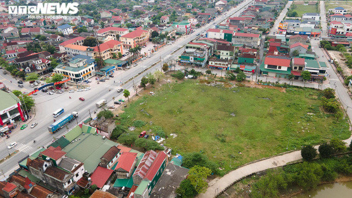 Ảnh: Nhiều dự án ‘ngâm’ đất vàng ở Hà Tĩnh, bỏ hoang lâu năm không thu hồi - 1