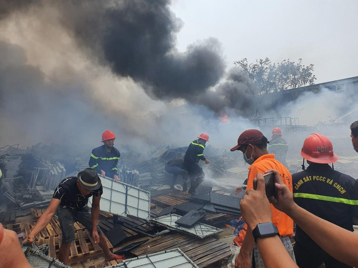 'Biển lửa' bao trùm cụm công nghiệp Nhơn Bình, Bình Định