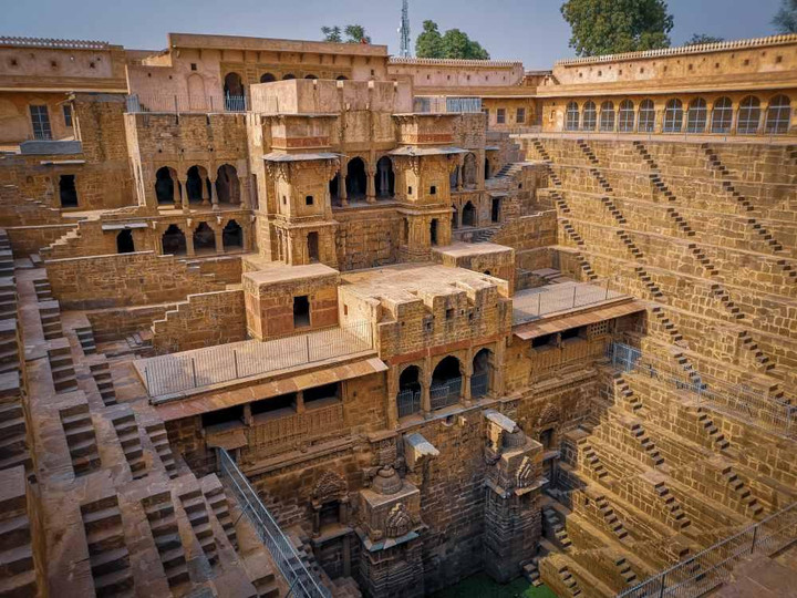 Giếng bậc thang kỳ vĩ nhất thế giới trông như mê cung kỳ diệu hút hồn du khách - 3