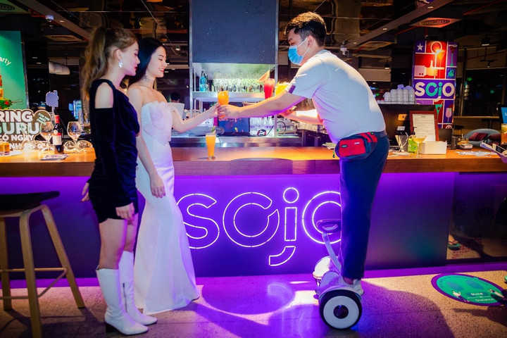 Khám phá ngày làm việc của nhân viên ‘All-in-one’ tại mô hình khách sạn kiểu mới - 2