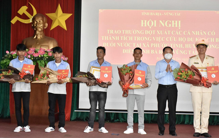 Bà Rịa-Vũng Tàu khen thưởng Đại úy Thái Ngô Hiếu và 5 cá nhân dũng cảm cứu người - 1