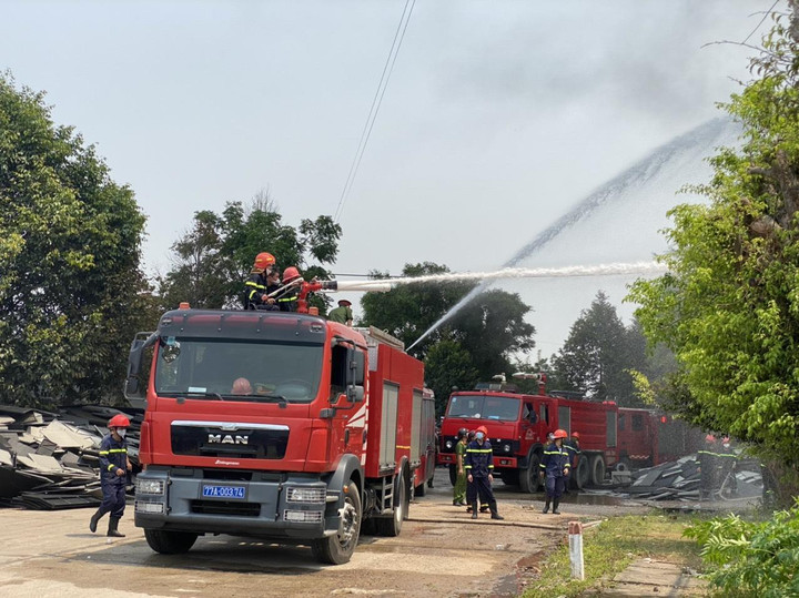 'Biển lửa' bao trùm cụm công nghiệp Nhơn Bình, Bình Định