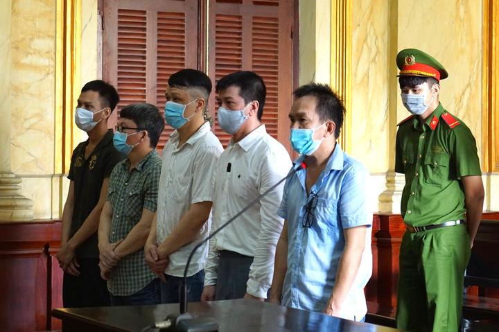 Cựu cán bộ công an bảo kê, góp vốn mở sòng bạc bị phạt 4 năm 6 tháng tù - 1