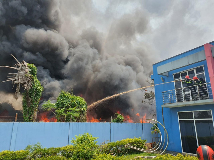 'Biển lửa' bao trùm cụm công nghiệp Nhơn Bình, Bình Định