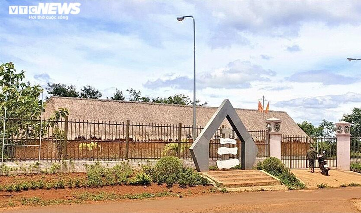 Ảnh: Nhà truyền thống tiền tỷ xuống cấp, dân không có nơi sinh hoạt cộng đồng - 1