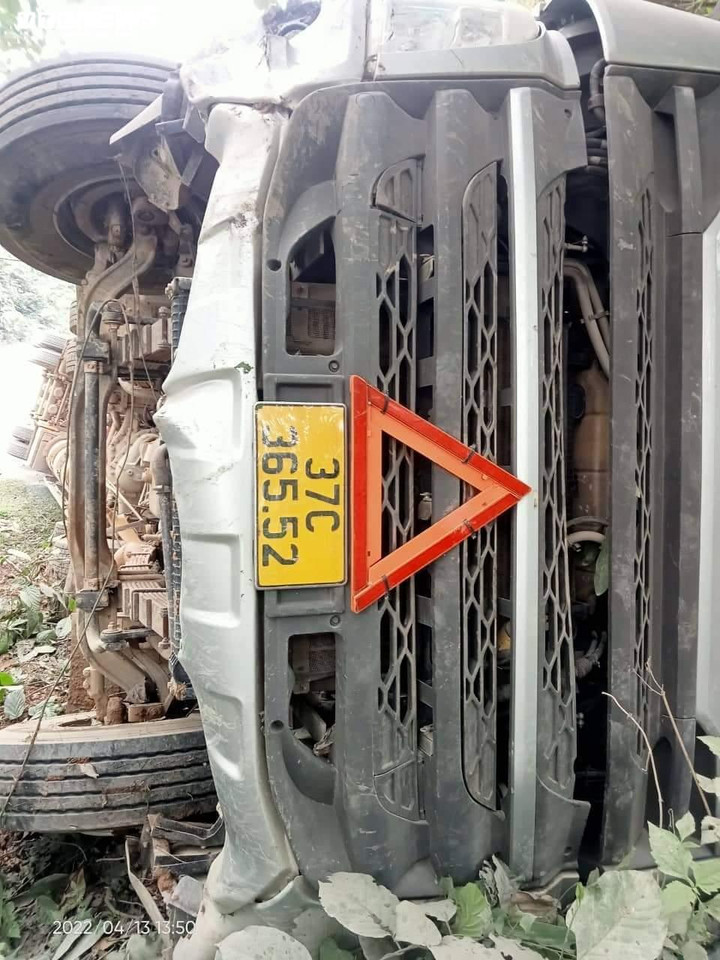 Xe container chở sắn lao vào vách núi, tài xế tử vong tại chỗ - 2