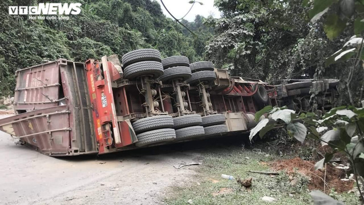 Xe container chở sắn lao vào vách núi, tài xế tử vong tại chỗ - 1