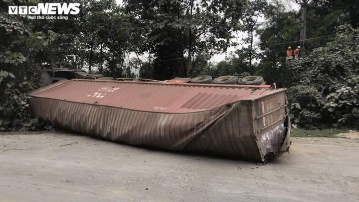 Xe container chở sắn lao vào vách núi, tài xế tử vong tại chỗ - 3