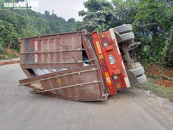 Xe container chở sắn lao vào vách núi, tài xế tử vong tại chỗ - 5