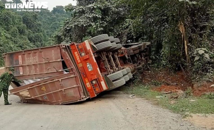 Xe container chở sắn lao vào vách núi, tài xế tử vong tại chỗ - 6